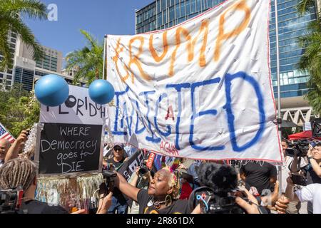 MIAMI, Florida – 13 giugno 2023: I dimostranti e altri sono visti vicino a un tribunale federale di Miami prima di un arrapimento dell’ex presidente Donald Trump. Foto Stock