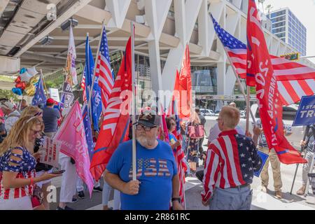MIAMI, Florida – 13 giugno 2023: I dimostranti vengono visti nei pressi di un tribunale federale di Miami il giorno dell'arraignment dell'ex presidente Donald J. Trump. Foto Stock