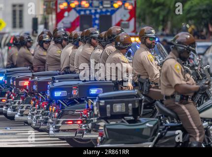 MIAMI, Florida – 13 giugno 2023: Gli ufficiali del Dipartimento di polizia di Miami-Dade si riuniscono presso il tribunale americano Wilkie D. Ferguson Jr. Foto Stock
