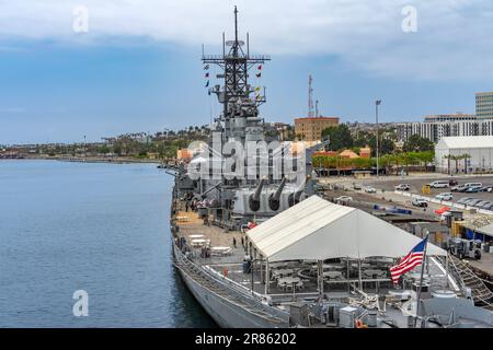 San Pedro, CA, USA – 2 giugno 2023: Nave da guerra USS Iowa ormeggiata al porto di Los Angeles a San Pedro, California. Foto Stock