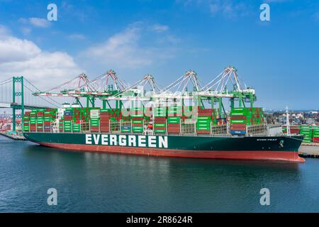 San Pedro, CA, USA – 2 giugno 2023: La nave portacontainer Ever Feat di Evergreen Marine Corporation attraccata a Terminal Island, situata nel porto di Los Angele Foto Stock