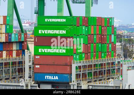 San Pedro, CA, USA – 2 giugno 2023: Impilati container Evergreen e Italia caricati su una nave da carico al porto di Los Angeles a San Pedro, CA Foto Stock