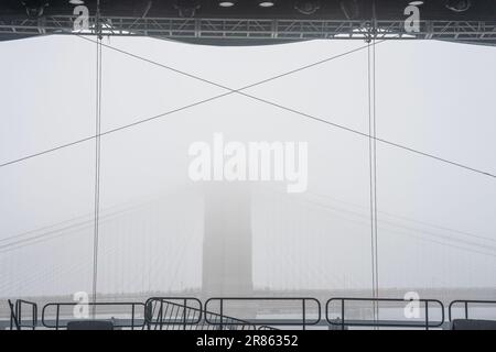 Ponte di Brooklyn nella nebbia dal molo 17 al South Street Seaport a Manhattan New York Foto Stock