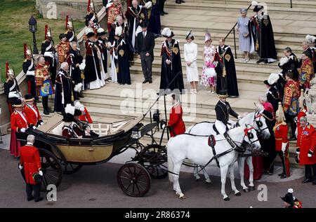 Il Principe di Galles, la Principessa di Galles, la Duchessa di Edimburgo e il Duca di Edimburgo guardano mentre re Carlo III e la Regina Camilla partono dopo aver partecipato all'annuale Ordine del Garter Service alla St George's Chapel, al Castello di Windsor, nel Berkshire. Data immagine: Lunedì 19 giugno 2023. Foto Stock