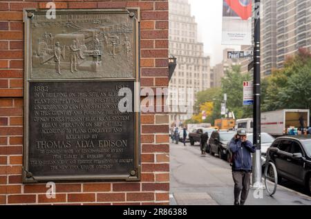 Targa presso il sito dell'Edison Electric che illumina l'edificio Pearl Street dell'azienda a Manhattan, New York Foto Stock