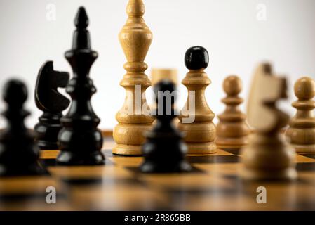 Pezzi di scacchi sul tavolo e il gioco di scacchi Foto Stock