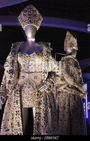 Londra, Regno Unito. 19th giugno, 2023. EMBARGO FINO A MEZZANOTTE 19th GIUGNO Diva, una nuova mostra che mostra i costumi più glamour dei veri cantanti diva, apre il 24 giugno al V&A. Una mostra stellare è il costume del papa in perline di Rihanna di John Galliano per il Met Gala del 2018. Credit: Anna Watson/Alamy Live News Foto Stock