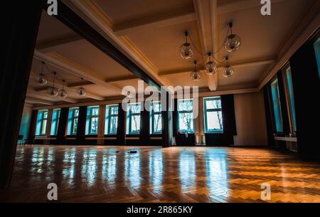 sala da pranzo abbandonata in un luogo perso Foto Stock