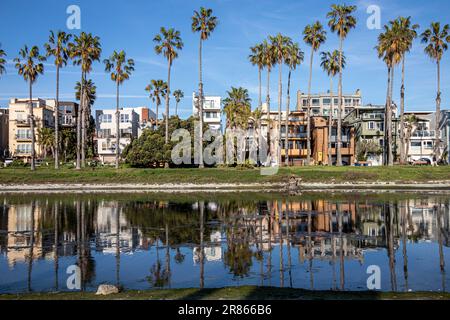 Case lungo la Laguna del Rey a Playa del Rey, Los Angeles, California, Stati Uniti Foto Stock