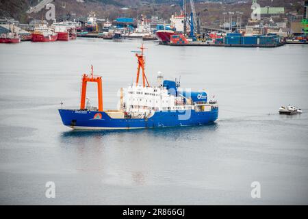 St John's, Terranova, Canada- OceanGate, Polar Prince che traina le navi sommerse Titan Titanic Expeditions su una chiatta per un tour del Titanic. Foto Stock