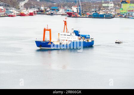 St John's, Terranova, Canada- OceanGate, Polar Prince che traina le navi sommerse Titan Titanic Expeditions su una chiatta per un tour del Titanic. Foto Stock