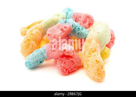 Worm Candy Sour liofilizzati bicolorati isolati su sfondo bianco Foto Stock