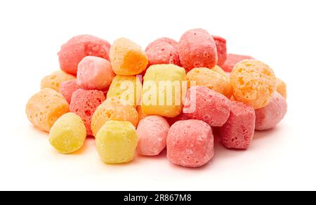 Liofilizzato arcobaleno aromatizzato e pastello colorato Chewy Candy quadrati isolati su uno sfondo bianco Foto Stock