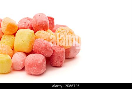 Liofilizzato arcobaleno aromatizzato e pastello colorato Chewy Candy quadrati isolati su uno sfondo bianco Foto Stock