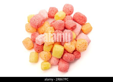 Liofilizzato arcobaleno aromatizzato e pastello colorato Chewy Candy quadrati isolati su uno sfondo bianco Foto Stock