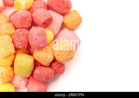 Liofilizzato arcobaleno aromatizzato e pastello colorato Chewy Candy quadrati isolati su uno sfondo bianco Foto Stock