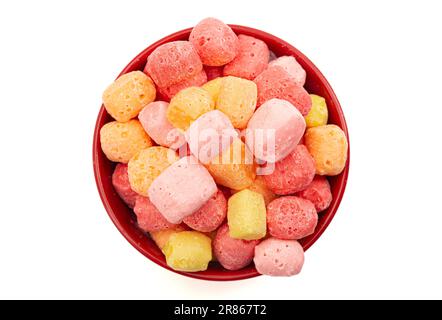 Liofilizzato arcobaleno aromatizzato e pastello colorato Chewy Candy quadrati isolati su uno sfondo bianco Foto Stock