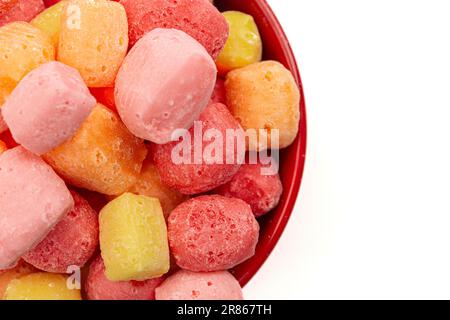 Liofilizzato arcobaleno aromatizzato e pastello colorato Chewy Candy quadrati isolati su uno sfondo bianco Foto Stock