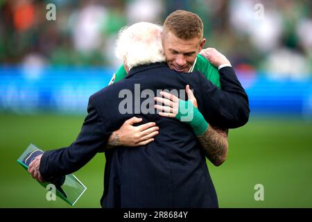 Il Presidente d'Irlanda Michael D Higgins (a sinistra) presenta James McClean della Repubblica d'Irlanda con il suo cappellino 100th prima della partita UEFA euro 2024 Qualificative Group B all'Aviva Stadium, Dublino. Data immagine: Lunedì 19 giugno 2023. Foto Stock