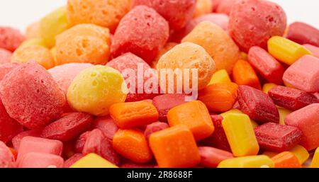 Liofilizzato arcobaleno aromatizzato e pastello colorato Chewy Candy quadrati isolati su uno sfondo bianco Foto Stock