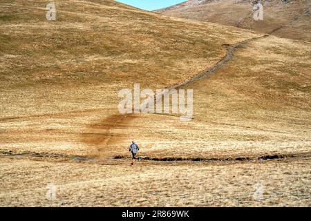 Un corridore caduto a Coledale Hause sotto Sand Hill in inverno nel Lake District inglese, Regno Unito. Foto Stock