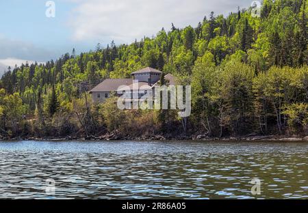 Grand Portage National Monument Heritage Center sul Gichi-onigamiin (riserva indiana del Grand Portage) lungo Gichigami (lago superiore) nel nord del Minn Foto Stock