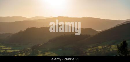 Alba su un crinale nel Derwent Fells da sotto la cima di Grisedale Pike in inverno nel Distretto dei Laghi Inglese, Regno Unito. Foto Stock