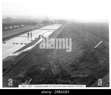 La costruzione dell'autostrada M11 tra Londra e Cambridge nel 1975. Foto Stock