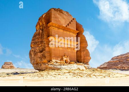 Ingresso all'antica Tomba nabatea di Lihyan, figlio di Kuza scolpita nella roccia nel deserto, Maha'in Salih, Hegra, Arabia Saudita Foto Stock