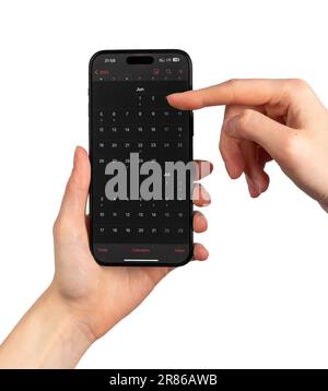 Lodz, Polonia, 14 2023 maggio mani utilizzando l'app calendario sul telefono. Foto Stock