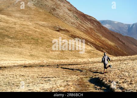 Un corridore caduto a Coledale Hause sotto Sand Hill in inverno nel Lake District inglese, Regno Unito. Foto Stock