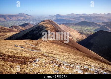 Guardando giù verso le Crags di Scar e Causey Pike dalla cima della vela in inverno nel distretto inglese del lago, Regno Unito. Foto Stock