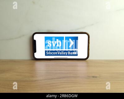 KONSKIE, Polonia - 17 giugno 2023: Il logo SVB Silicon Valley Bank viene visualizzato sullo schermo del telefono cellulare Foto Stock