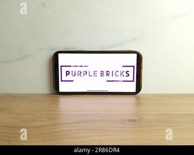 KONSKIE, Polonia - 17 giugno 2023: Logo dell'agente immobiliare Purplebricks UK visualizzato sullo schermo del telefono cellulare Foto Stock