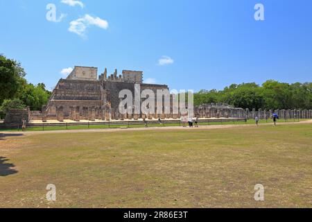 Il Tempio dei Guerrieri a Chichen Itza, Yucatan, Penisola di Yucatan, Messico. Foto Stock
