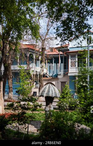 Architettura tradizionale della vecchia Tbilisi con balconi in legno intagliato in primavera Foto Stock