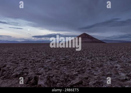 Cono de Arita perfettamente modellato nel Salar de Arizaro al tramonto - esplorando gli altopiani argentini chiamati Puna mentre viaggiate in Sud America Foto Stock