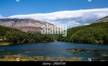 Syri i Kalter - sorgente Blue Eye in Albania, popolare attrazione turistica. sfondo del viaggio Foto Stock