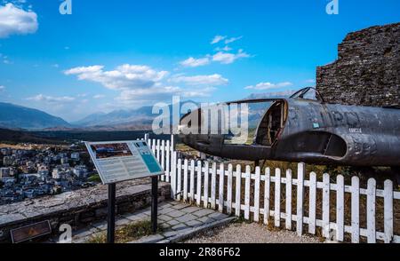 GJIROKASTER, ALBANIA - 2022 SETTEMBRE: Lockheed T-33 jet fighter esposto al castello di Gjirokaster o alla cittadella in Albania Foto Stock