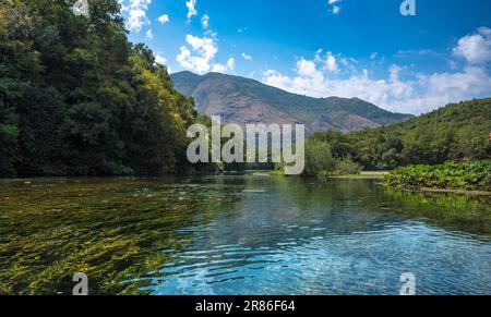 Syri i Kalter - sorgente Blue Eye in Albania, popolare attrazione turistica. sfondo del viaggio Foto Stock