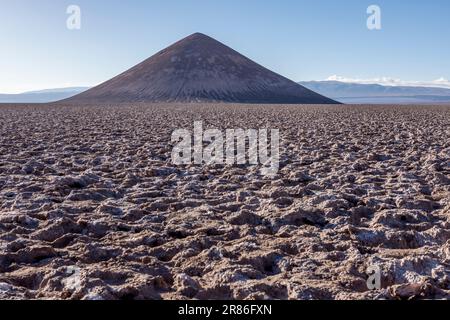 Cono de Arita perfettamente modellato nel Salar de Arizaro al mattino - esplorando gli altopiani argentini chiamati Puna mentre viaggiate in Sud America Foto Stock