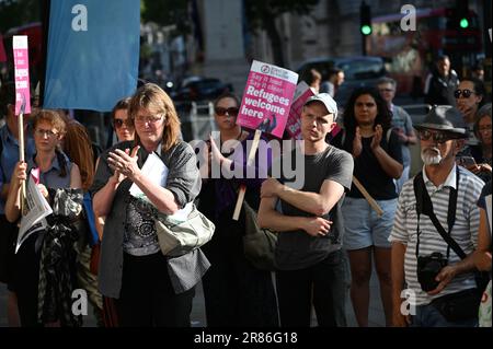 Downing Street, Londra, Regno Unito. Giugno 19 2023. In difesa del razzismo, Care4Calais e attivisti hanno organizzato una protesta dopo il disastro al largo della costa greca oltre seicento rifugiati dalla Siria, tra cui l'Afghanistan oltre un centinaio di bambini morti e la nazionalità pakistana. Che la NATO e i suoi alleati mentono, bombardando illegalmente la loro nazione. Siamo qui per darvi democrazia, diritti umani e libertà. I manifestanti chiedono ora un passaggio sicuro - i rifugiati sono i benvenuti. Credit: Vedi li/Picture Capital/Alamy Live News Foto Stock