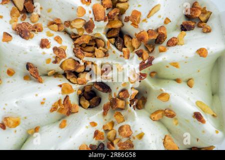 Consistenza del gelato con pistacchi. Primo piano gelato. Il concetto di trattamento per bambini e adulti. Per stand pubblicitario. Foto Stock