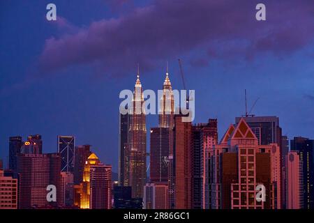 Vista serale delle famose torri gemelle della Petronas Oil Company a Kuala Lumpur. Kuala Lumpur, Malesia - 06.11.2020 Foto Stock