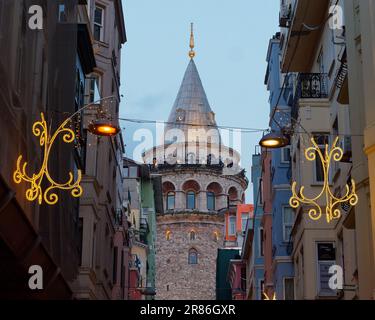 Persone che si godono la vista dalla Torre Galata la sera a Istanbul, Turchia Foto Stock