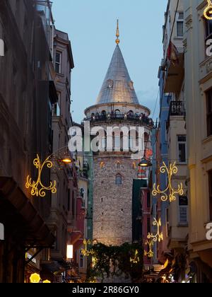 Persone che si godono la vista dalla Torre Galata la sera a Istanbul, Turchia Foto Stock