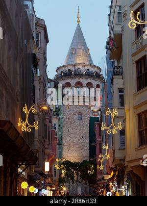 Persone che si godono la vista dalla Torre Galata la sera a Istanbul, Turchia Foto Stock