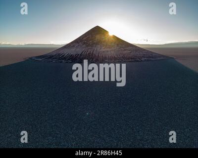 Cono de Arita perfettamente modellato nel Salar de Arizaro al mattino - esplorando gli altopiani argentini chiamati Puna mentre viaggiate in Sud America Foto Stock