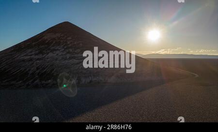 Cono de Arita perfettamente modellato nel Salar de Arizaro al mattino - esplorando gli altopiani argentini chiamati Puna mentre viaggiate in Sud America Foto Stock