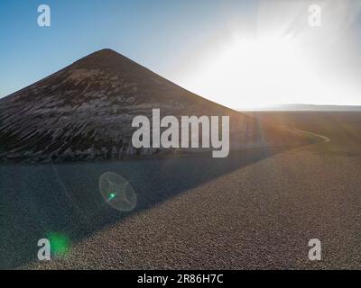 Cono de Arita perfettamente modellato nel Salar de Arizaro al mattino - esplorando gli altopiani argentini chiamati Puna mentre viaggiate in Sud America Foto Stock